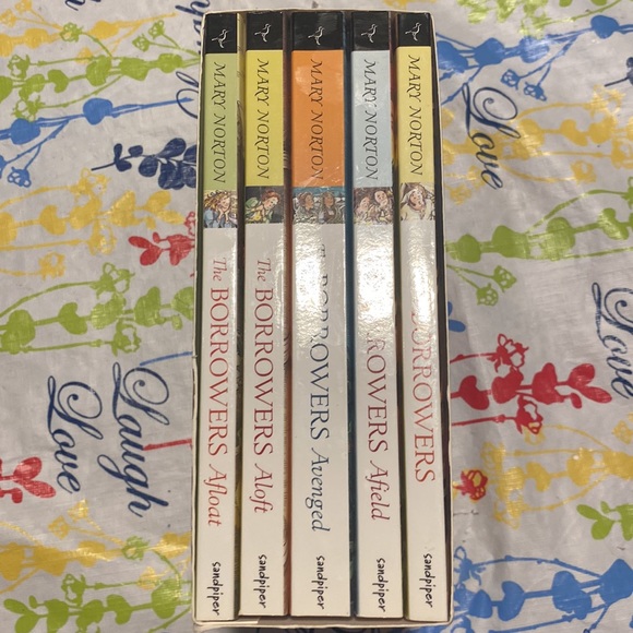 The borrowers box book set - Picture 4 of 7